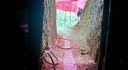 Giá vàng tăng cao, nhóm người vào cánh rừng ở Đà Nẵng "tìm vận may"