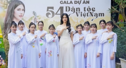 Phúc Anh đấu giá bức tranh "Hoa sen 54 dân tộc Việt Nam" vừa được xác lập kỷ lục! 