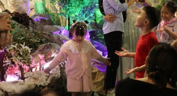 "Tuyết rơi" tại nhiều nơi ở TPHCM trong đêm Giáng sinh