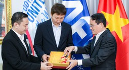 PNJ, Báo Tuổi Trẻ tặng HLV Kim Sang Sik huy chương làm từ 33 chỉ vàng 24K