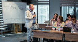 UEH.ISB trở thành điểm hội tụ của học giả toàn cầu về công việc và sức khỏe tinh thần