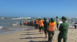 Tàu hàng và ghe đánh cá gặp sự cố nghiêm trọng ở Cửa Việt