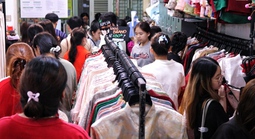 Thu nhập “khủng” từ cho thuê áo dài chụp ảnh Tết sớm tại TPHCM