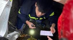 Xúc động hình ảnh Công an Đà Nẵng chui xuống cống, tìm điện thoại cho du khách