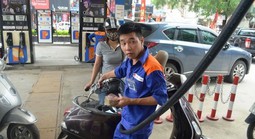 Giá xăng giảm hơn 500 đồng/lít