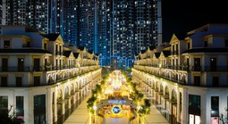 Hàng ngàn du khách hòa mình vào không khí Giáng Sinh tại Malibu Walk