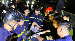 VIDEO: Cảnh sát 2 tỉnh hiệp đồng giải cứu 2 người mắc kẹt sau tai nạn trên cao tốc