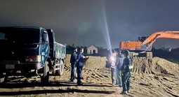 Hơn 100 cảnh sát đột kích, triệt phá 2 bãi cát lậu, tạm giữ 39 người