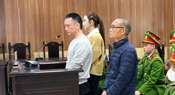 Hình ảnh vợ chồng trùm giang hồ Vi "ngộ" hầu tòa sáng 26-12