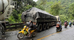 Hai phụ nữ nhảy khỏi xe khi xe đầu kéo mất thắng trên đèo Bảo Lộc