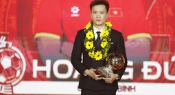 Hoàng Đức đoạt cú đúp danh hiệu ở Giải thưởng QBV Việt Nam 2025