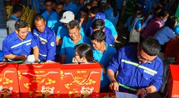 Công nhân vệ sinh ở TPHCM đón Tết sớm