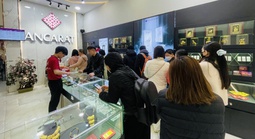 Giá bạc tăng mạnh, người dân Hà Nội xếp hàng mua