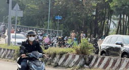 TPHCM: Xe máy va chạm xe khách làm chết người, giao thông ùn tắc nghiêm trọng