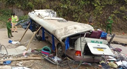 Thủ tướng Chính phủ: Khẩn trương điều tra, làm rõ nguyên nhân vụ lật xe khách 18 người thương vong