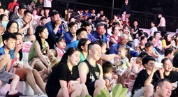 Công nhân trong khu công nghiệp, khu chế xuất ở TPHCM đón năm mới sớm