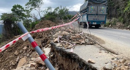 Đèo Khánh Sơn hở hàm ếch, xe tải trọng lớn "chiếm đường" gây nguy hiểm