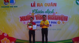 Báo Người Lao Động trao tặng 200 lá cờ tại phường Thủ Đức