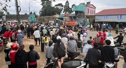 Xe tải tông xe máy rồi lao vào nhà dân: 1 người chết, nhiều người bị thương