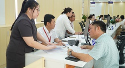 Robot đón khách trong ngày đầu Trung tâm Phục vụ hành chính công TPHCM vận hành