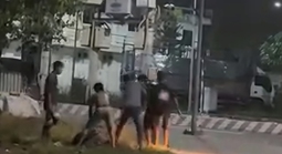 Nam thanh niên ôm đầu liên tục nói "em xin lỗi" trước vòng vây của nhiều đối tượng