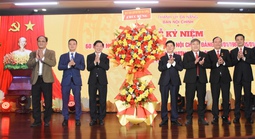 Ban Nội chính Thành ủy Nẵng nhận Huân chương Lao động