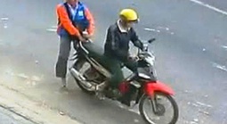 Người đàn ông 71 tuổi bị bắt vì cướp giật vé số