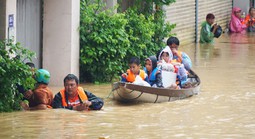 Lăn xả trong lũ dữ