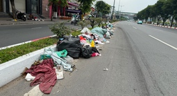 Nhiều đống rác to nằm la liệt trên đường Phạm Văn Đồng, TPHCM