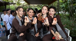 Nhìn mấy "bà Tây" thi hoa hậu mặc bà ba, đeo khăn rằn…