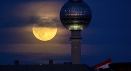 Hôm nay Việt Nam đón siêu trăng đẹp nhất năm giữa mưa sao băng