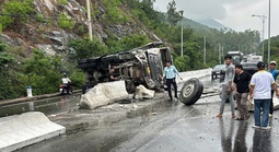 Khánh Hòa: Xe tải lật trên đèo Cù Hin, đường nối sân bay Cam Ranh ách tắc