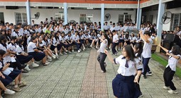 Từ 1-2026, trường học từ cấp THCS ở TPHCM hạn chế dùng điện thoại giờ ra chơi