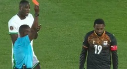 Khó tin: Một đội phải dùng 3 thủ môn trong cùng trận tại AFCON