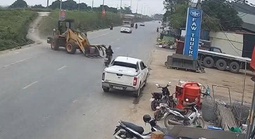 VIDEO: Cô gái 19 tuổi bị máy múc tông trọng thương