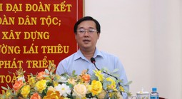 Phó Bí thư Thường trực Thành ủy TPHCM Lê Quốc Phong trao quyết định về công tác cán bộ