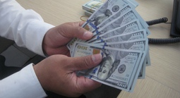 Mua - bán USD trái phép bị phạt tới 100 triệu đồng, giao dịch thế nào cho đúng?