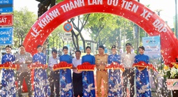 Hình ảnh làn ưu tiên xe đạp đầu tiên tại TPHCM ngày đầu vận hành