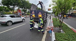 Báo Người Lao Động đăng, phường cho dọn 1 tấn rác trên đường Phạm Văn Đồng