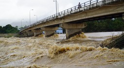 CLIP: Nước sông Cái Nha Trang đổ về ào ào 