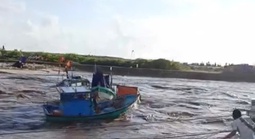 Nước lũ về nhanh, hàng chục ghe thuyền bị cuốn trôi, ngập hơn 1.000 căn nhà