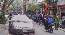 Cẩu, kéo ô tô phủ bạt "nằm lì" 4 năm trên phố Bát Sứ