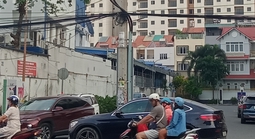 Trụ điện giữa đường