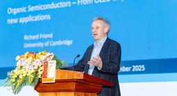 Nhà khoa học hàng đầu thế giới chia sẻ với sinh viên Bách khoa Hà Nội