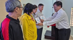 Người dân từ 65 tuổi ở TPHCM vui mừng nhận thẻ BHYT miễn phí