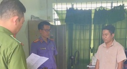 Bắt, khám xét nơi làm việc một cán bộ Ủy ban MTTQ VN xã chiếm đoạt 500 triệu đồng tiền cứu trợ lũ