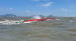 Sà lan chở cát lật chìm cách Vũng Tàu 2 hải lý