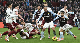 Aston Villa quật ngã Arsenal phút bù giờ, cuộc đua vô địch bắt đầu nóng