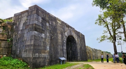 Dựng khung sắt chống sạt lở tường thành đá 600 năm tuổi ở Thanh Hóa