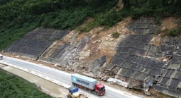 Sau sạt lở nghiêm trọng, tuyến cao tốc La Sơn - Hòa Liên hạn chế phương tiện lưu thông